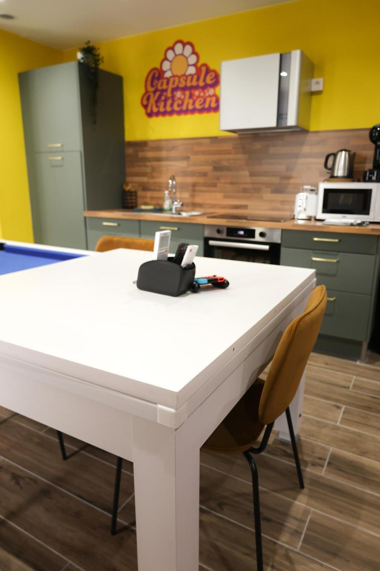Capsule Groovy-Jacuzzi-Sauna-Billard-Netflix- Nintendo Switch & Jeux Mons Exteriör bild