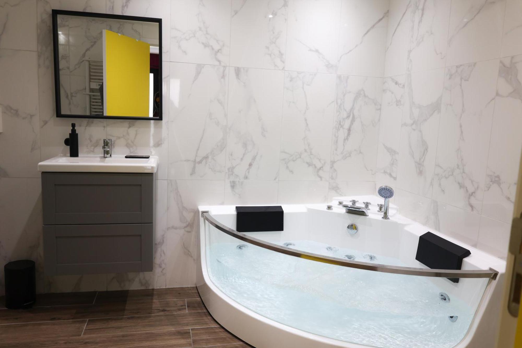 Capsule Groovy-Jacuzzi-Sauna-Billard-Netflix- Nintendo Switch & Jeux Mons Exteriör bild
