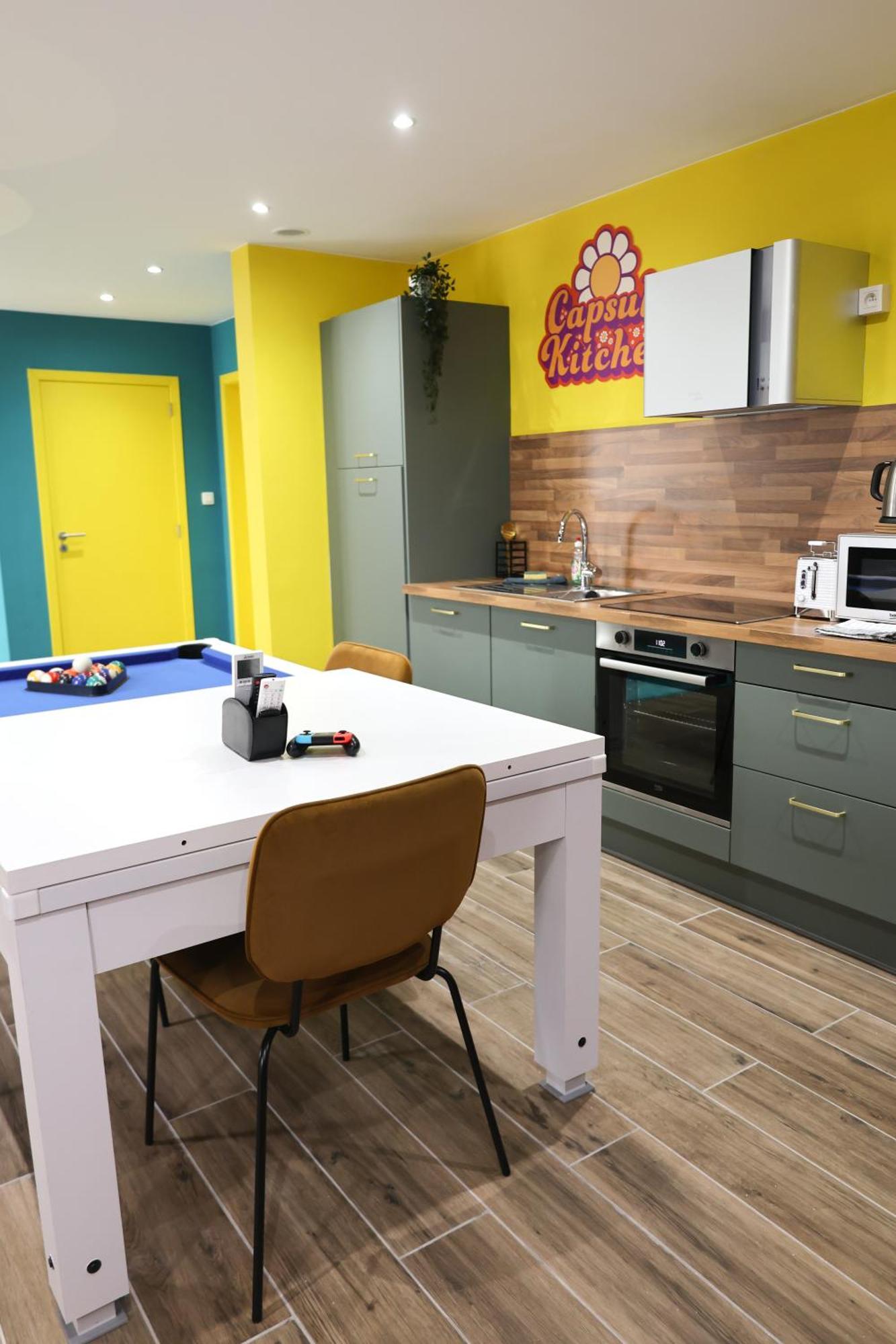 Capsule Groovy-Jacuzzi-Sauna-Billard-Netflix- Nintendo Switch & Jeux Mons Exteriör bild